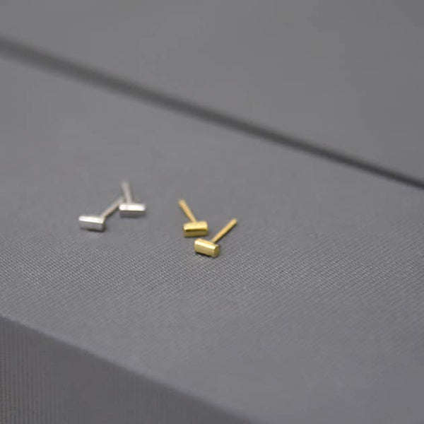 Hint Ear Stud Earring